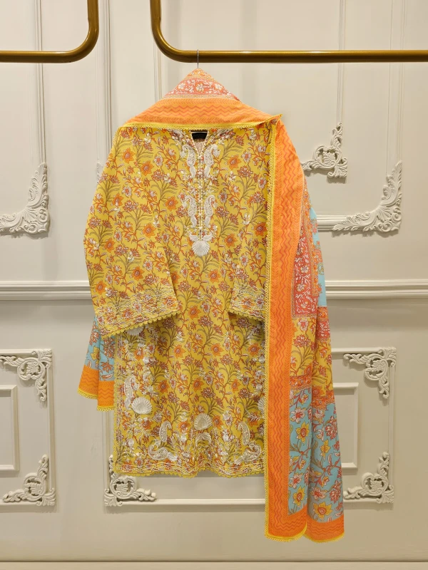 AGHA NOOR - Digital Printed Embroidered Cambric Suit S112687